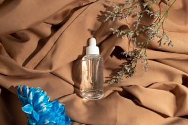 Cilt bakımı kozmetik ürünleri, ürün markalaşması, doğal çiçekli serum damlatıcı krem tedavisi için tüp şişesi.