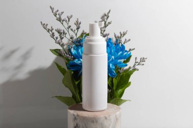 Cilt bakımı kozmetik ürünleri, ürün markalaşması, doğal çiçekli serum damlatıcı krem tedavisi için tüp şişesi.