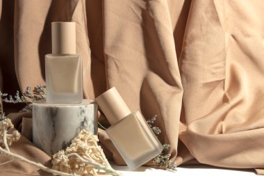 Cilt bakımı kozmetik ürünleri, ürün markalaşması, doğal çiçekli serum damlatıcı krem tedavisi için tüp şişesi.