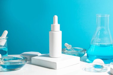 Cilt bakımı kozmetiği, ürün markalaşması, krem kremi tedavisi, laboratuvar odası deneysel testleri için bilim adamı ve model tüp şişesi.