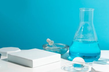 Cilt bakımı kozmetiği, ürün markalaşması, krem kremi tedavisi, laboratuvar odası deneysel testleri için bilim adamı ve model tüp şişesi.