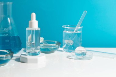 Cilt bakımı kozmetiği, ürün markalaşması, krem kremi tedavisi, laboratuvar odası deneysel testleri için bilim adamı ve model tüp şişesi.