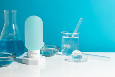 Cilt bakımı kozmetiği, ürün markalaşması, krem kremi tedavisi, laboratuvar odası deneysel testleri için bilim adamı ve model tüp şişesi.