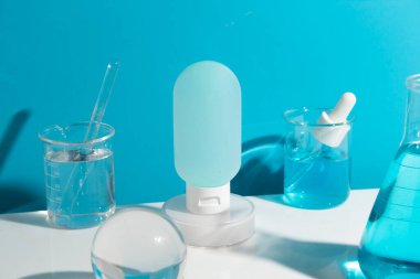 Cilt bakımı kozmetiği, ürün markalaşması, krem kremi tedavisi, laboratuvar odası deneysel testleri için bilim adamı ve model tüp şişesi.