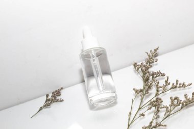 Cilt bakımı kozmetik ürünleri, ürün markalaşması, serum damlası kremi tedavileri için şişe.