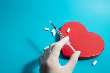 Elde şırınga ve hasta için ilaç, hastanede sağlık için ilaç kapsülü, tıbbi ve tedavi sigortası