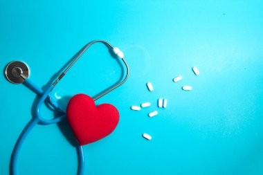 Steteskop ve hasta için ilaç, hastanedeki sağlık hizmetleri için ilaç kapsülü, tıbbi ve tedavi sigortası