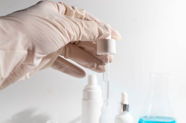 Cilt bakımı kozmetik ürünleri, ürün markalaşması, serum damlası kremi tedavisi için tüp şişesi.