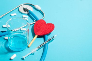 Steteskop ve hasta için ilaç, hastanedeki sağlık hizmetleri için ilaç kapsülü, tıbbi ve tedavi sigortası