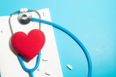 Steteskop ve hasta için ilaç, hastanedeki sağlık hizmetleri için ilaç kapsülü, tıbbi ve tedavi sigortası