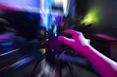 Player online oyun oynuyor oyun kumandası neon ışıklı karanlık siber punk odasında, oyun ve e-spor meydan okuma turnuva canlı ev içinde analog cihazlı flama