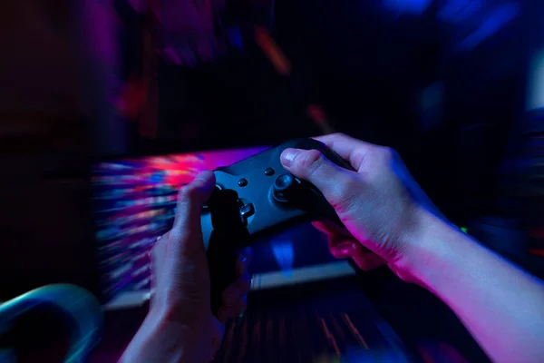 Player Online Oyun Oynuyor Oyun Kumandası Neon Işıklı Karanlık Siber — Stok fotoğraf