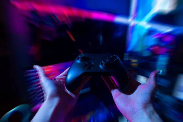 Gamer Παίζει Online Παιχνίδι Χειριστήριο Joystick Νέον Λάμψη Σκοτεινό Δωμάτιο — Φωτογραφία Αρχείου