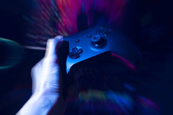 Giocatore Che Gioca Gioco Online Con Controller Joystick Neon Bagliore — Foto Stock