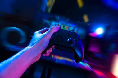 Player online oyun oynuyor oyun kumandası neon ışıklı karanlık siber punk odasında, oyun ve e-spor meydan okuma turnuva canlı ev içinde analog cihazlı flama