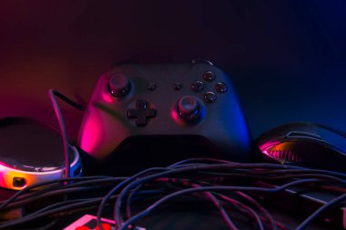 Player online oyun oynuyor oyun kumandası neon ışıklı karanlık siber punk odasında, oyun ve e-spor meydan okuma turnuva canlı ev içinde analog cihazlı flama