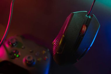 Player online oyun oynuyor oyun kumandası neon ışıklı karanlık siber punk odasında, oyun ve e-spor meydan okuma turnuva canlı ev içinde analog cihazlı flama