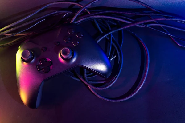 Gamer Jogar Jogo Online Com Controlador Joystick Neon Brilho Quarto — Fotografia de Stock