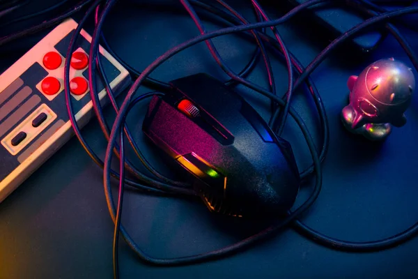 Gamer Jogar Jogo Online Com Controlador Joystick Neon Brilho Quarto — Fotografia de Stock