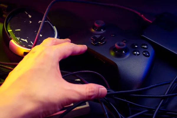 Gamer Παίζει Online Παιχνίδι Χειριστήριο Joystick Νέον Λάμψη Σκοτεινό Δωμάτιο — Φωτογραφία Αρχείου