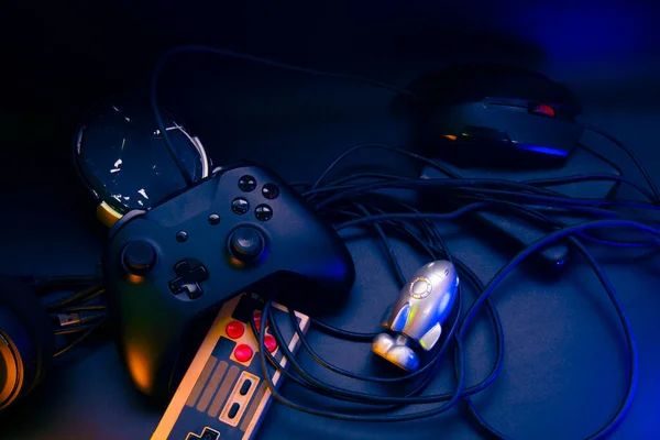 Gracz Gra Online Kontrolerem Joystick Neon Blask Ciemny Pokój Cyberpunk — Zdjęcie stockowe