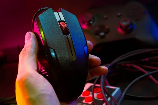 Gamer Παίζει Online Παιχνίδι Χειριστήριο Joystick Νέον Λάμψη Σκοτεινό Δωμάτιο — Φωτογραφία Αρχείου