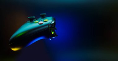 Player online oyun oynuyor oyun kumandası neon ışıklı karanlık siber punk odasında, oyun ve e-spor meydan okuma turnuva canlı ev içinde analog cihazlı flama