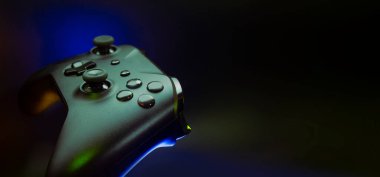 Player online oyun oynuyor oyun kumandası neon ışıklı karanlık siber punk odasında, oyun ve e-spor meydan okuma turnuva canlı ev içinde analog cihazlı flama