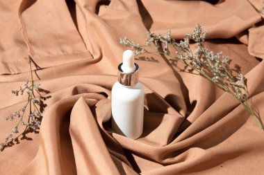 Cilt bakımı kozmetik ürünleri, ürün markalaşması, serum damlası kremi tedavisi için tüp şişesi.