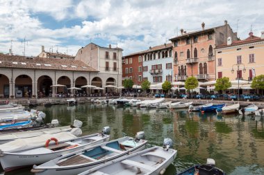 Porto Vecchio di Desenzano. Desenzano del Garda (BS), İtalya - 24 Ağustos 2020.