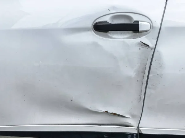 Denty Drzwiach Samochodu Spowodowane Wypadkiem Zadrapania Nadwozia Samochodu — Zdjęcie stockowe