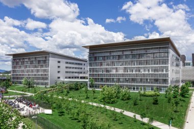 Kıç Ospedale Papa Giovanni XIII. Bergamo, İtalya - 9 Mayıs 2017. Mavi gökyüzü ile modern hastane, ağaçlarla çevrili..