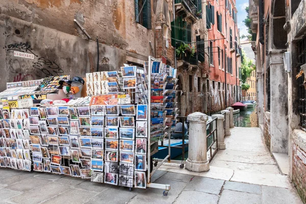 Typisk Calle Veneziana Venetiansk Gata Med Vykort Butik Venedig Italien — Stockfoto