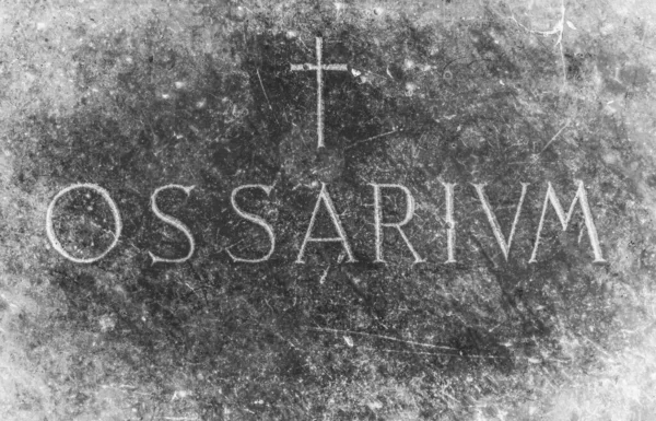 Sten Med Gravering Latin Ossarium Översättning Från Latin Ossuary — Stockfoto