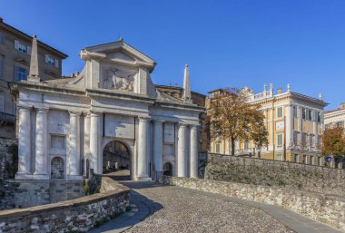 Ortaçağ San Giacomo kapısı. Bergamo, İtalya - 7 Kasım 2016