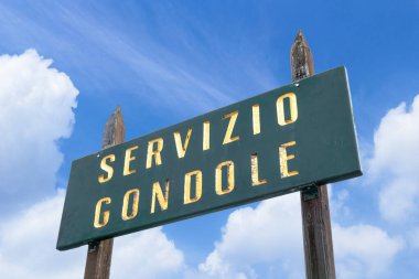 Venedik 'te Gondol servisinin işareti. Giriş noktası. İtalyanca çeviri: gondol servisi. Venedik, İtalya - 22 Temmuz 2020.
