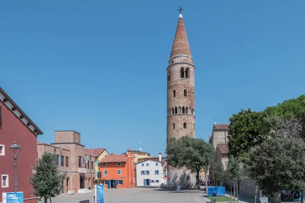 Vista Plaza Del Vescovado Del Campanario Catedral Caorle Italia Julio —  Fotos de Stock