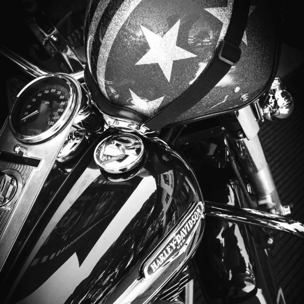 Logo Von Harley Davidson Motorrädern Auf Einem Panzer Und Italienischem — Stockfoto