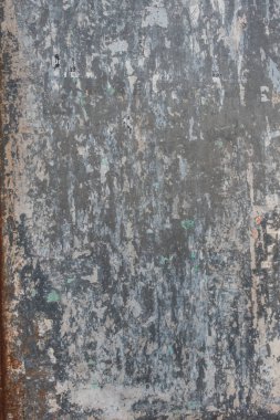 Paslı metal zemin, yırtık kağıt parçalarıyla.