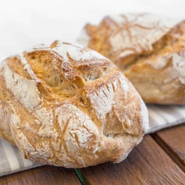 Tahta üzerinde altın hamurlu ekmek. Taze ev yapımı ekmek..