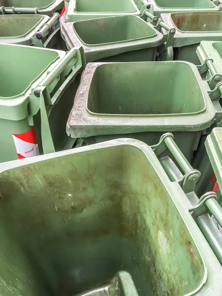 Reihe Leerer Grüner Mülltonnen Auf Der Straße — Stockfoto