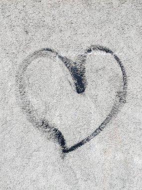 Kavram ya da kavramsal boyalı siyah soyut kalp şekli aşk sembolü, kirli duvar arka plan, kentsel ve romantik Sevgililer, eski stil için metafor.