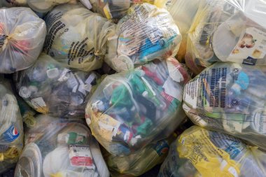 Çöp torbaları sokakta konteynırlarda yatıyor. Bergamo, İtalya - 23 Şubat 2021.