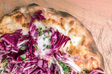 İtalyan pizzası, mozzarella ve radicchio salatası. Sığ DOF.