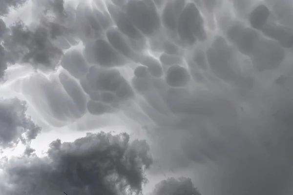 Mammatus Sturmwolken Mammatus Gewitterwolken Bilden Einen Idealen Stürmischen Hintergrund — Stockfoto