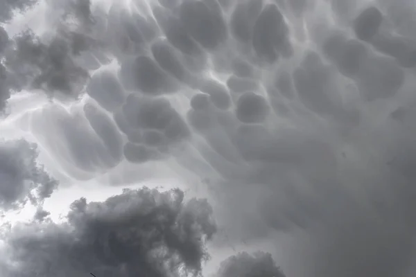 Chmury Burzowe Mammatus Mammatus Chmury Grzmotu Tworząc Idealne Burzliwe Tło — Zdjęcie stockowe