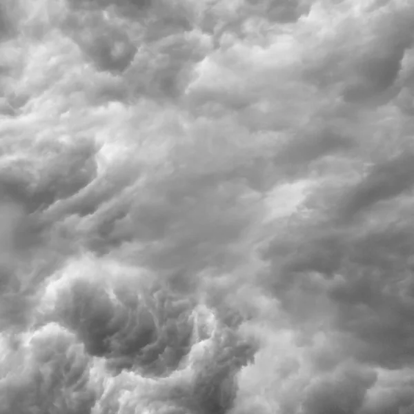 雷雨前的天空乌云为背景 邪恶的风暴云 — 图库照片