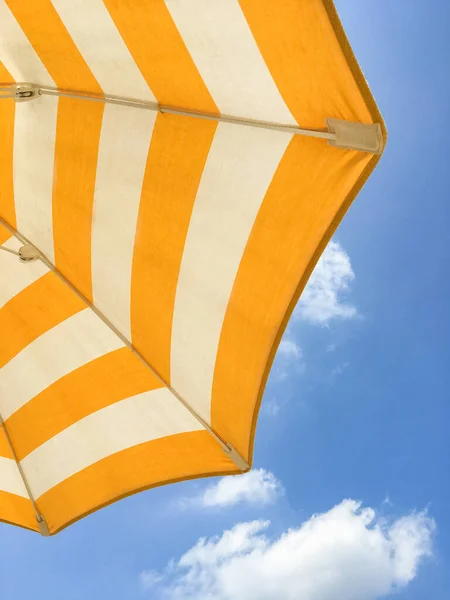 Gelber Sonnenschirm Einem Sonnigen Tag Bunte Sonnenschirme Strand Stockfoto