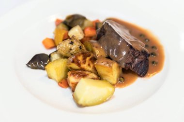 İtalyan bifteği ve patates güveci. İkinci yemek. Bir şef tarafından hazırlandı..