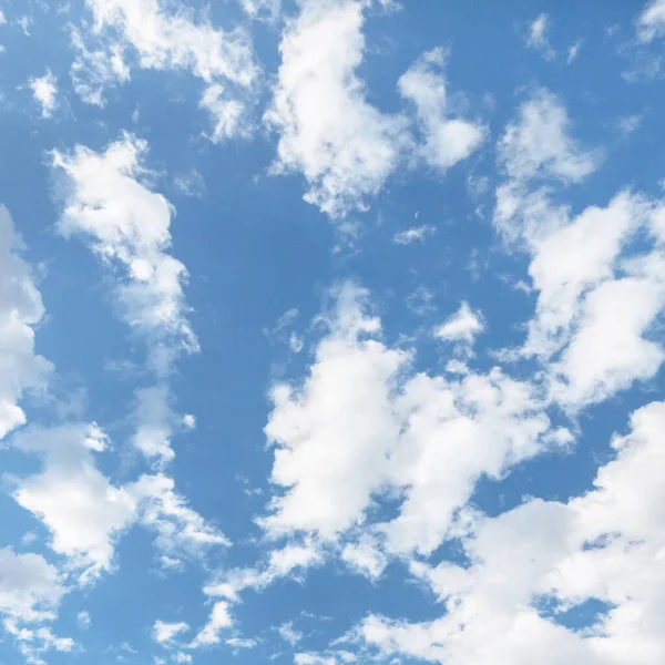 Céu Fundo Abstrato Nuvens Com Céu Azul Ideal Para Texturas — Fotografia de Stock